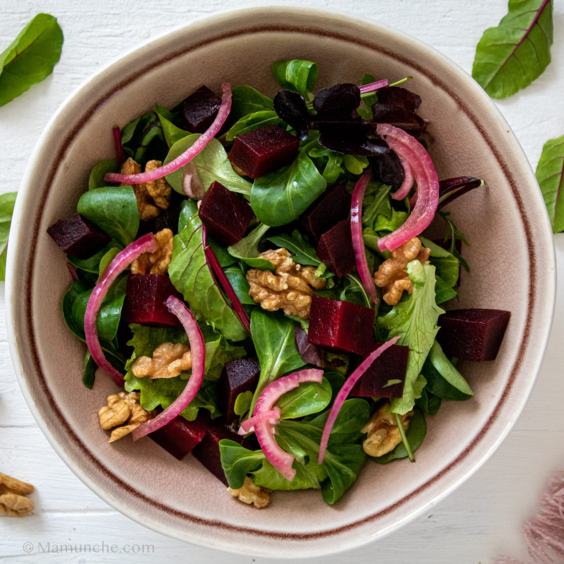 Салат с орехами и редиской